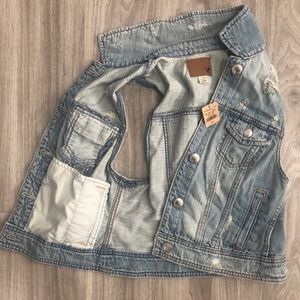 American Eagle Light wash destroyed Vest